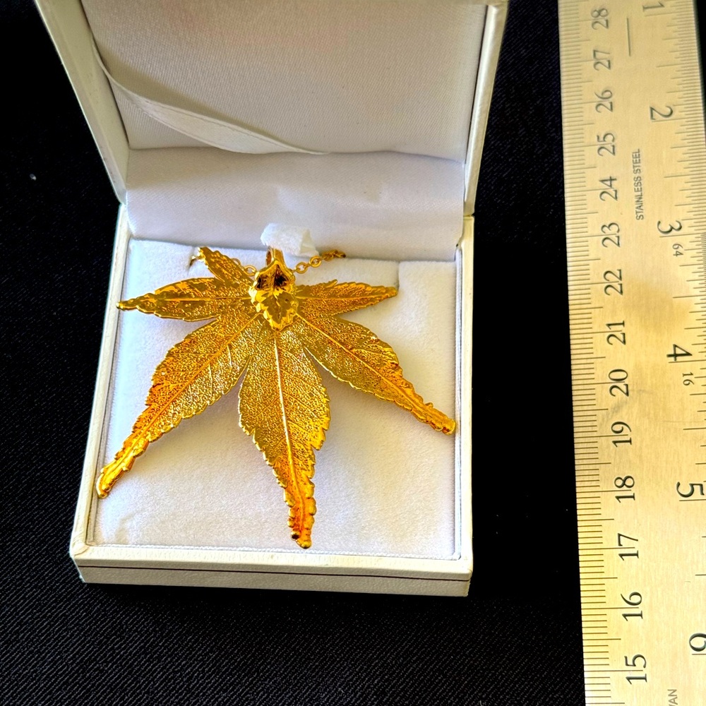 Beautiful French leaf pendant and chain - with certificate of authenticity !